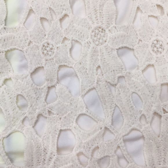 Floral crochet like cropped tank with zipper - Picture 3 of 4